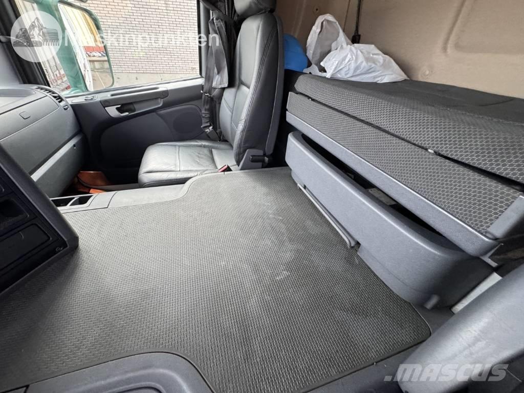 Scania P 320 貨箱式卡車