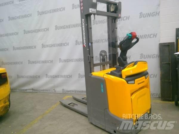 Jungheinrich ERC 212 自走式堆積機