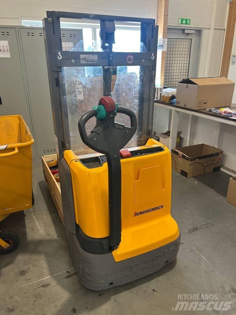 Jungheinrich EJC 110 行走控制式堆積機