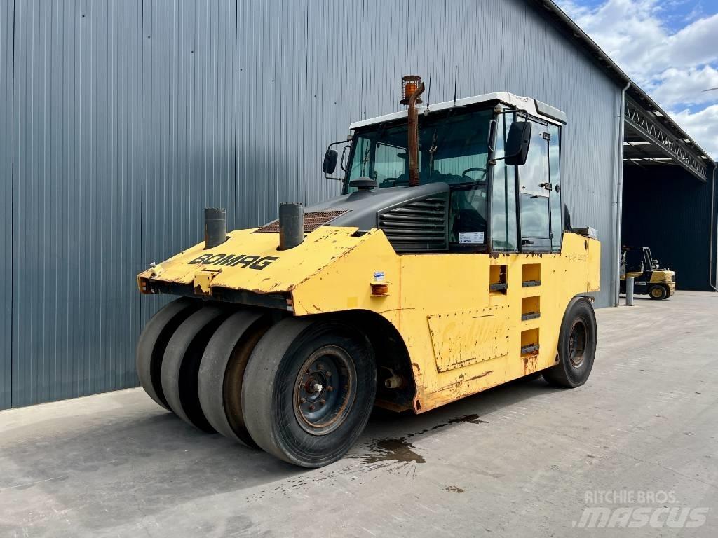 Bomag BW 24 R 膠輪滾壓機