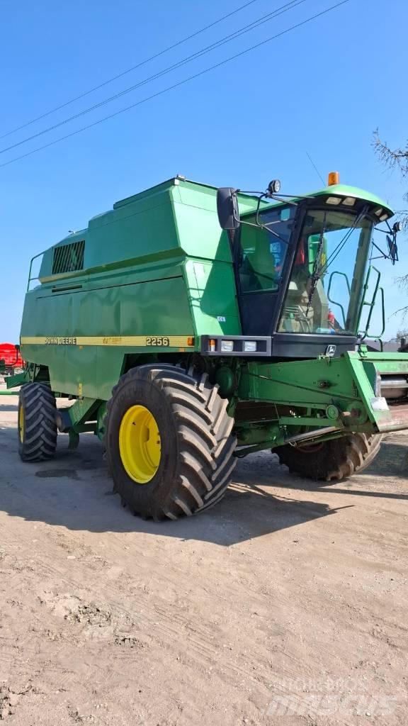 John Deere 2256 聯合收穫機