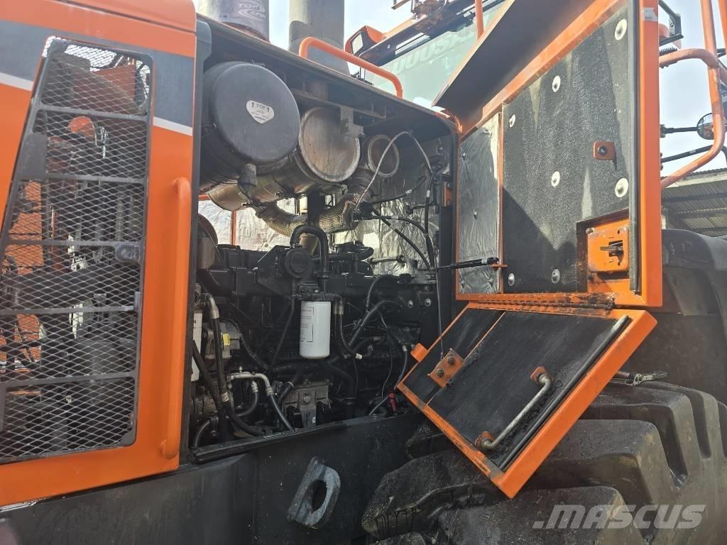 Doosan DL 300-5 輪胎式裝載機