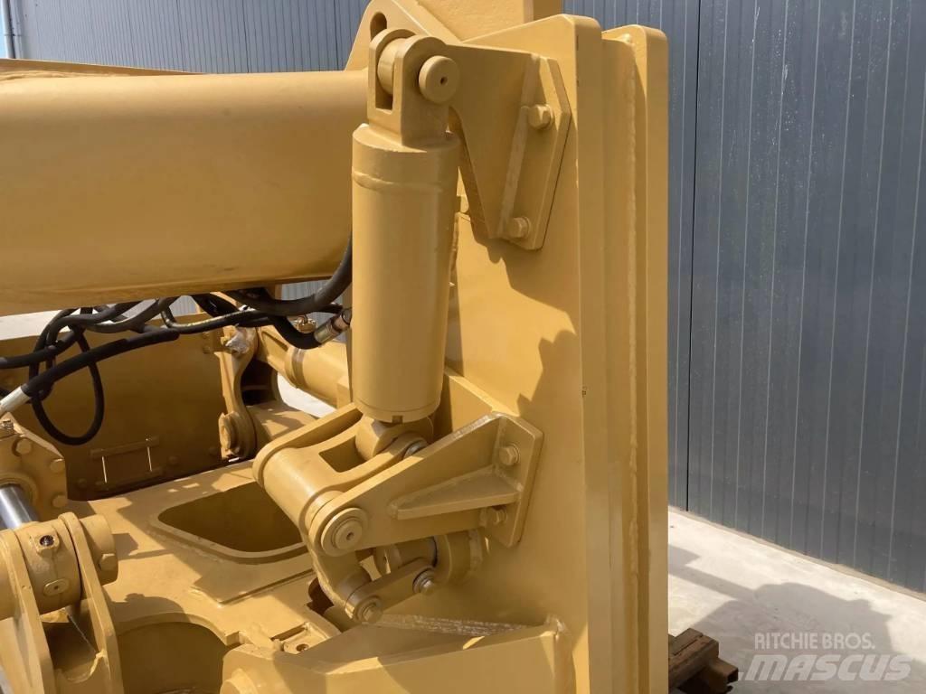 CAT D8 鬆土機