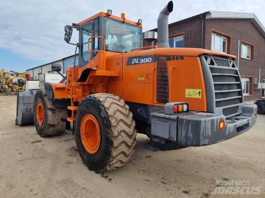 Doosan DL 300 輪胎式裝載機