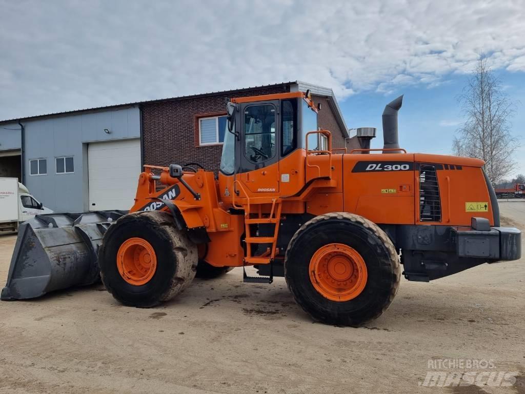 Doosan DL 300 輪胎式裝載機