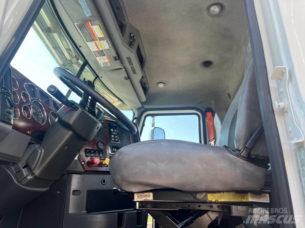 Mack CXU 613 曳引機組件