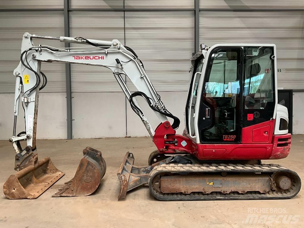 Takeuchi TB 250-2 小型挖土機/掘鑿機<7t(小型挖掘機)