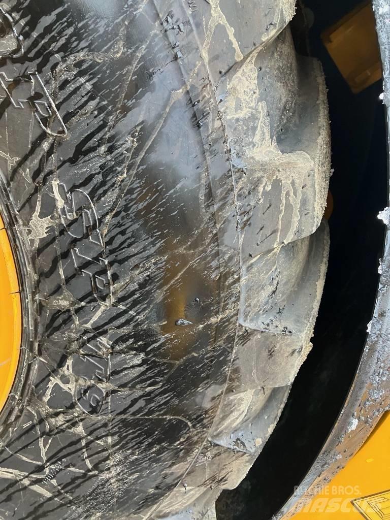 JCB 409 輪胎式裝載機