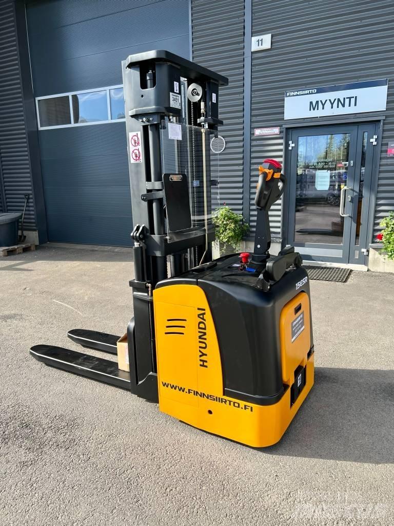 Hyundai 15ESR 自走式堆積機