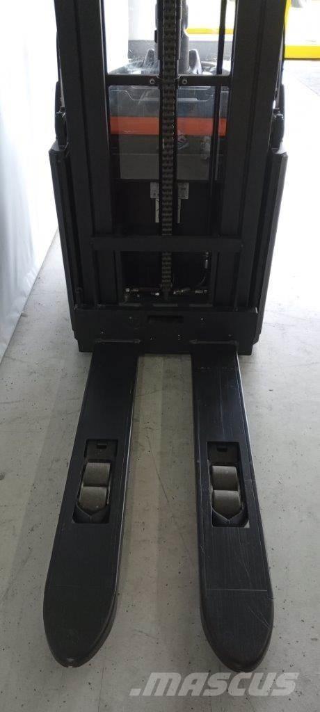 Toyota SPE160L 行走控制式堆積機