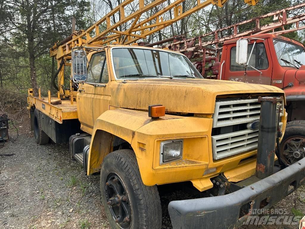 Ford F 700 平板式/側卸式卡車