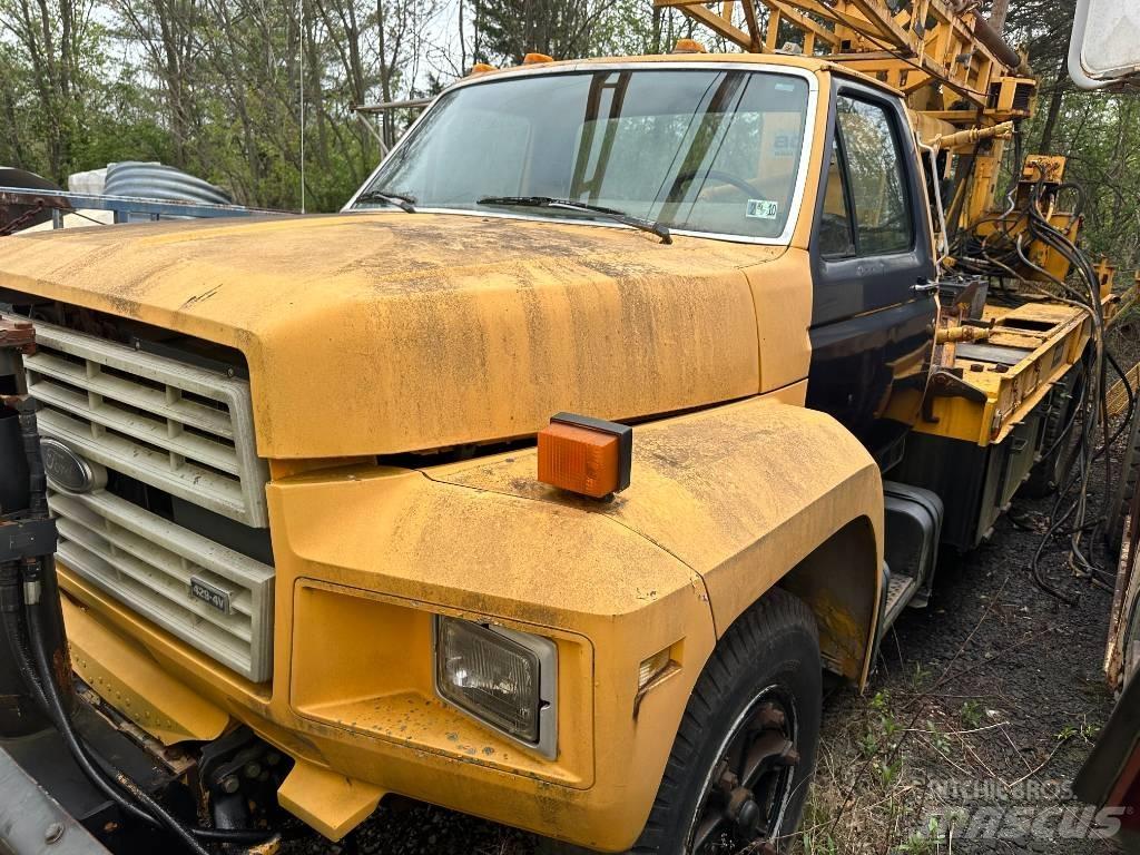 Ford F 700 平板式/側卸式卡車