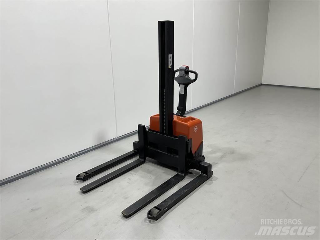 Toyota HWE100 自走式堆積機