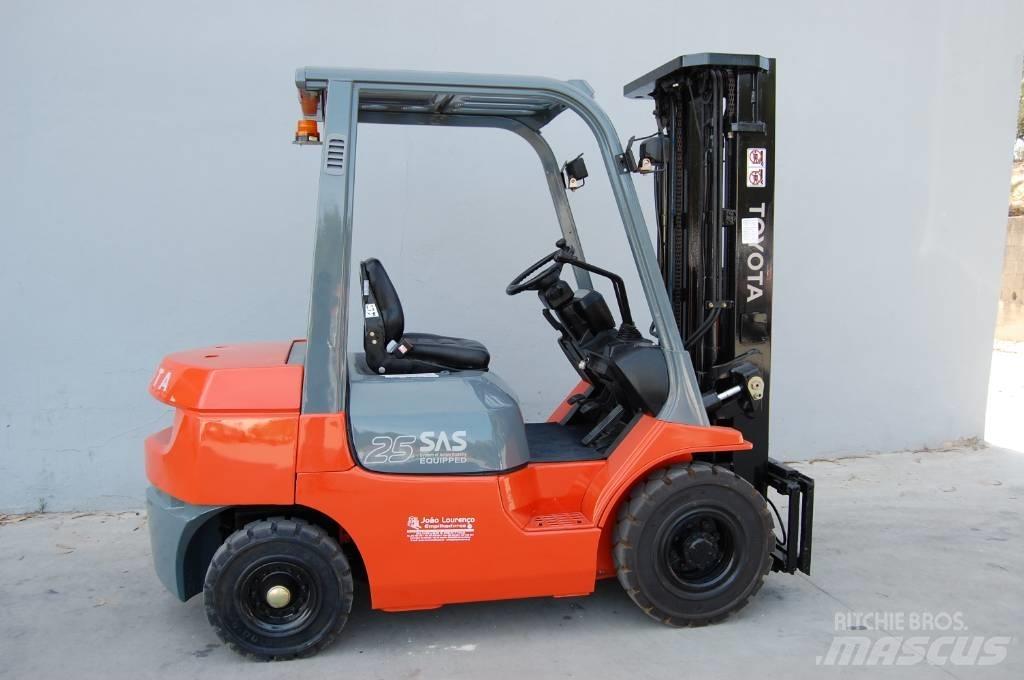 Toyota 7 FD 25 柴油卡車