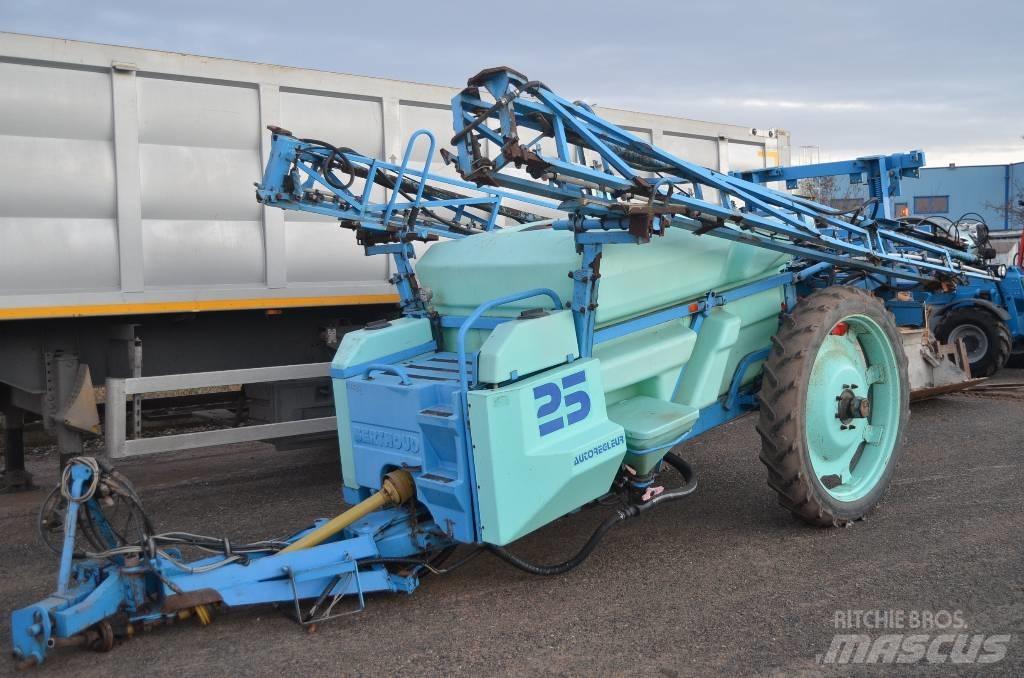 Berthoud Racer 25 牽引式噴霧機
