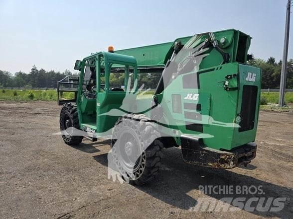 SkyTrak 8042 伸縮臂操作車