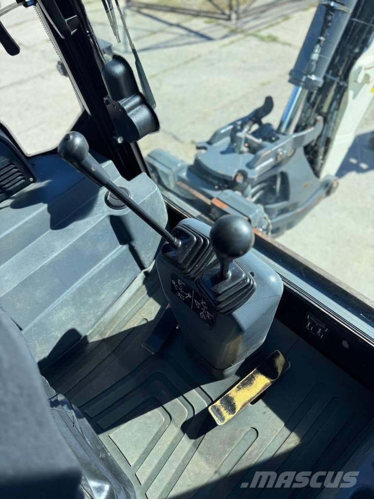 Terex TLB 890 反鏟裝載機