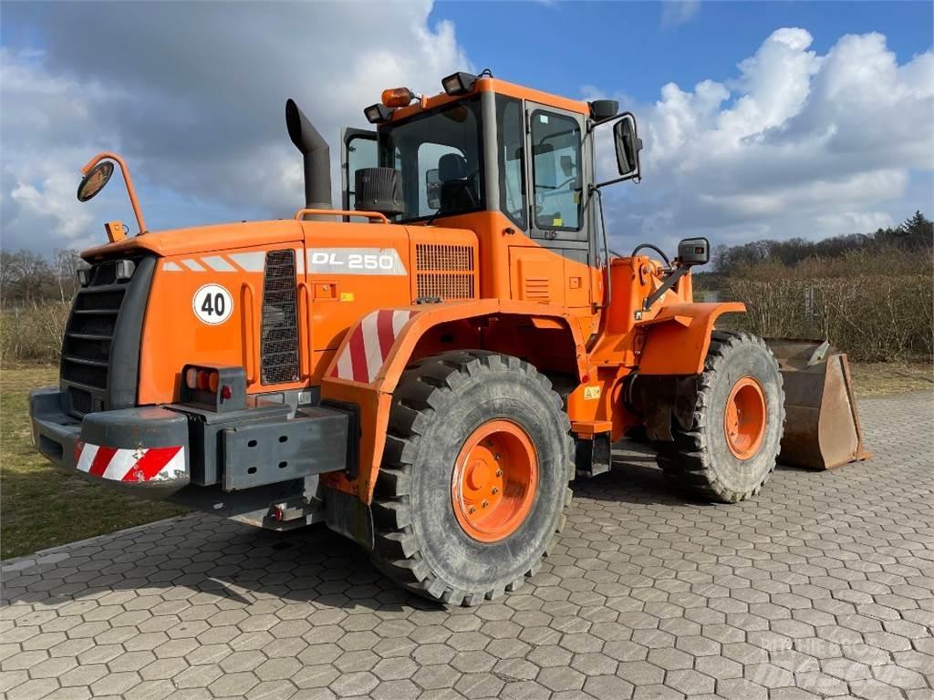Doosan DL250 輪胎式裝載機