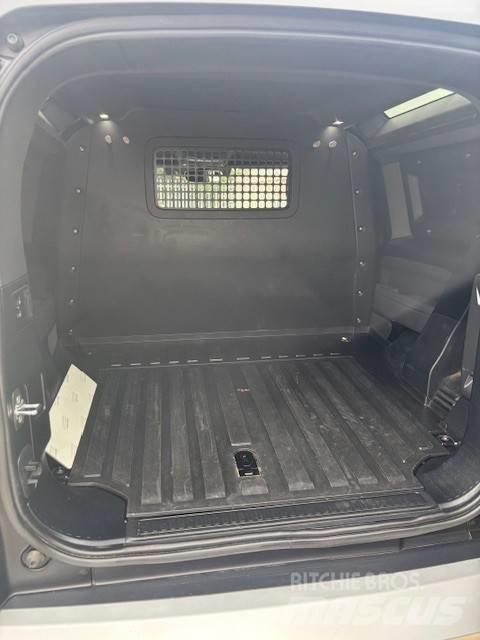 Land Rover Defender 廂式貨物運輸車