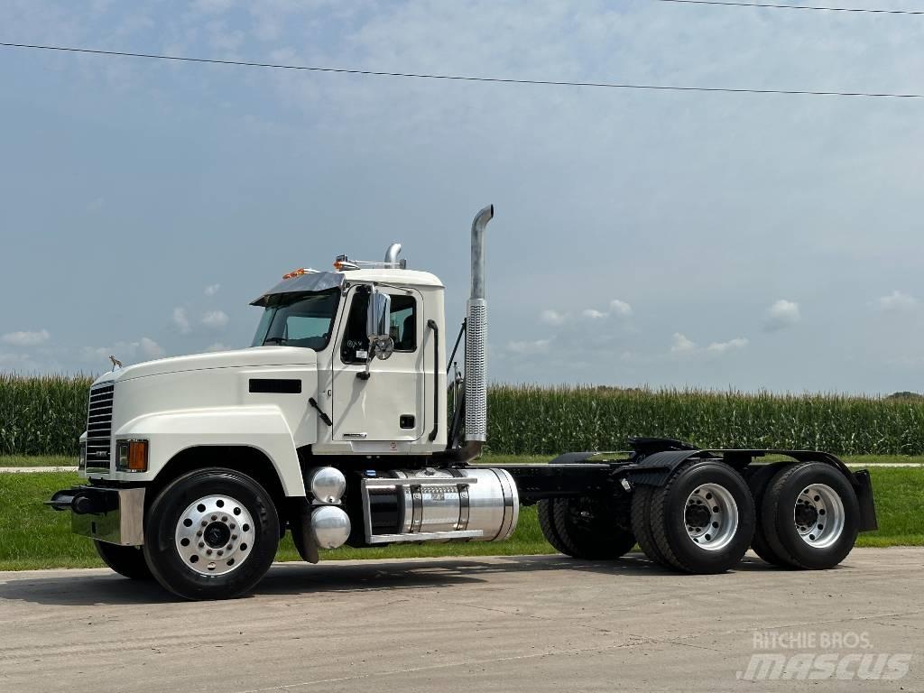 Mack Pinnacle 64ft 曳引機組件