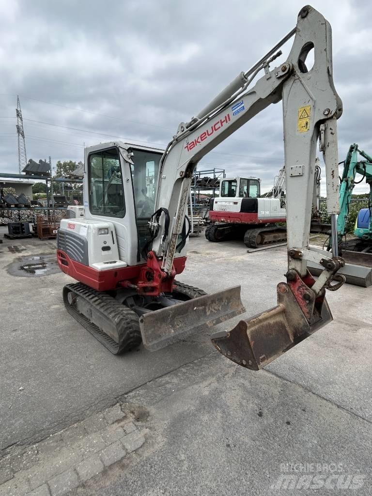 Takeuchi TB 228 小型挖土機/掘鑿機<7t(小型挖掘機)