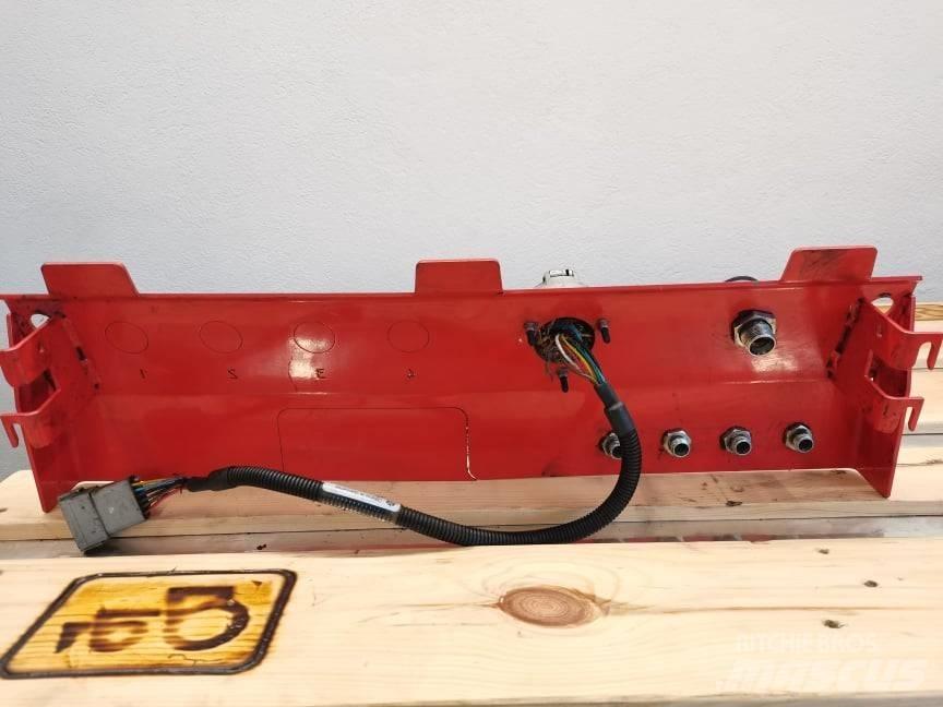 Manitou MLT shield 駕駛室與內部
