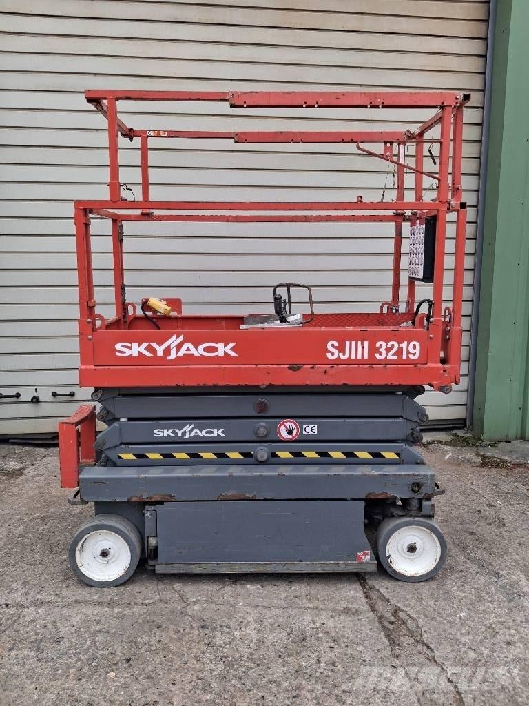 SkyJack SJ III 3219 剪式升降機