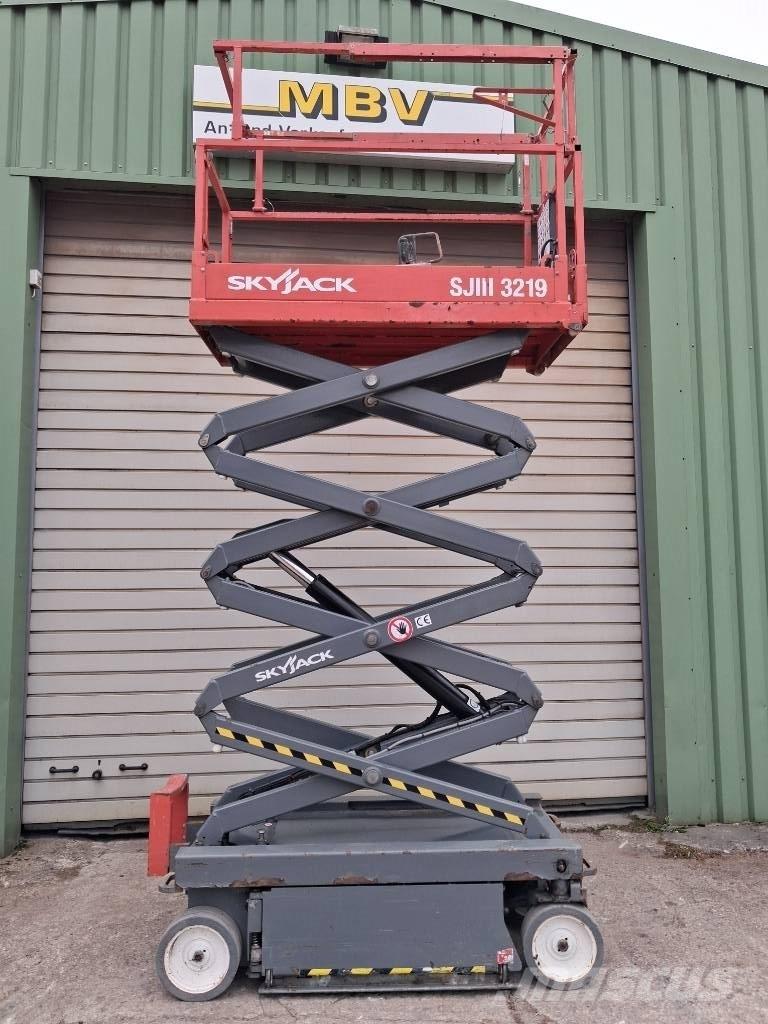 SkyJack SJ III 3219 剪式升降機