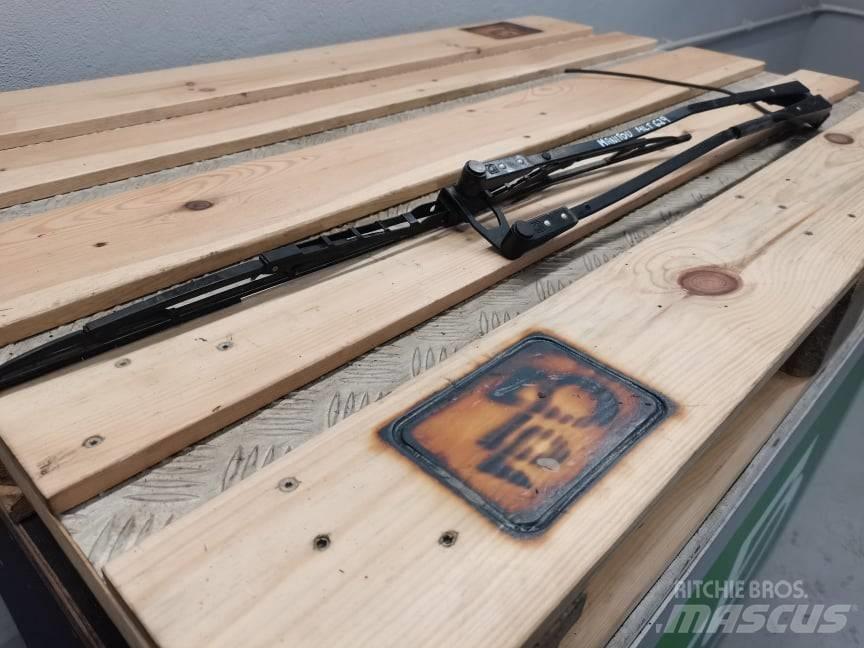 Manitou MLT  wiper 駕駛室與內部