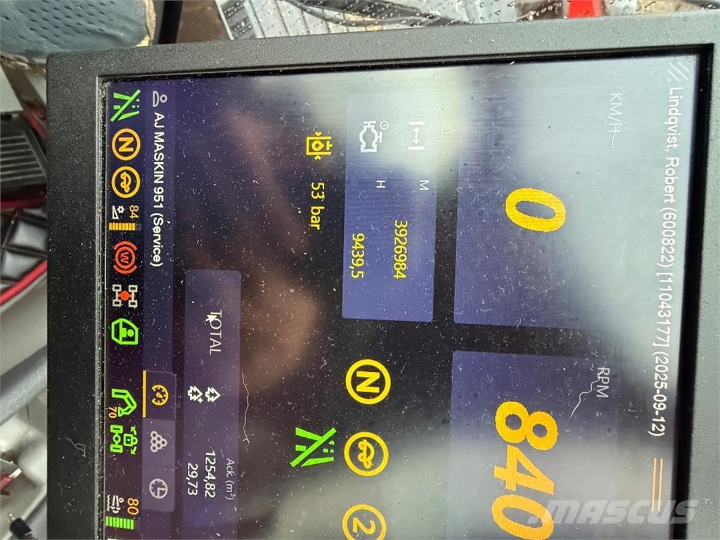 Komatsu 951 收穫機