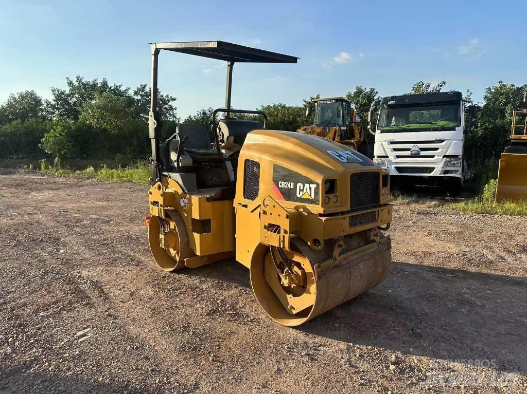 CAT CB 24 B 雙輪滾壓機