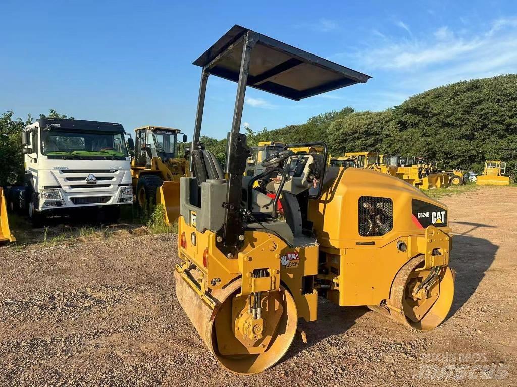 CAT CB 24 B 雙輪滾壓機