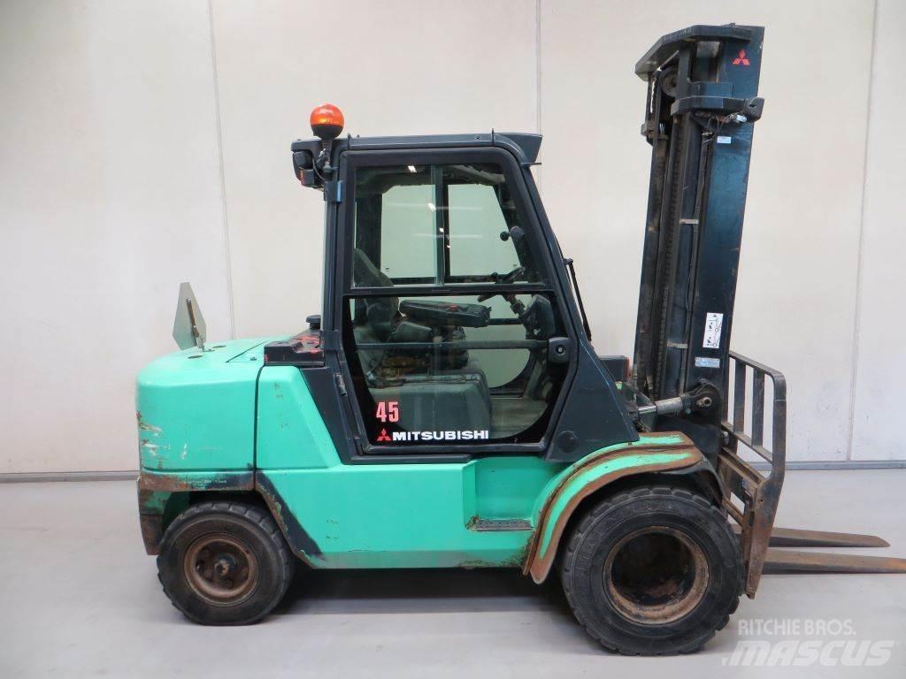 Mitsubishi FD45K 柴油卡車