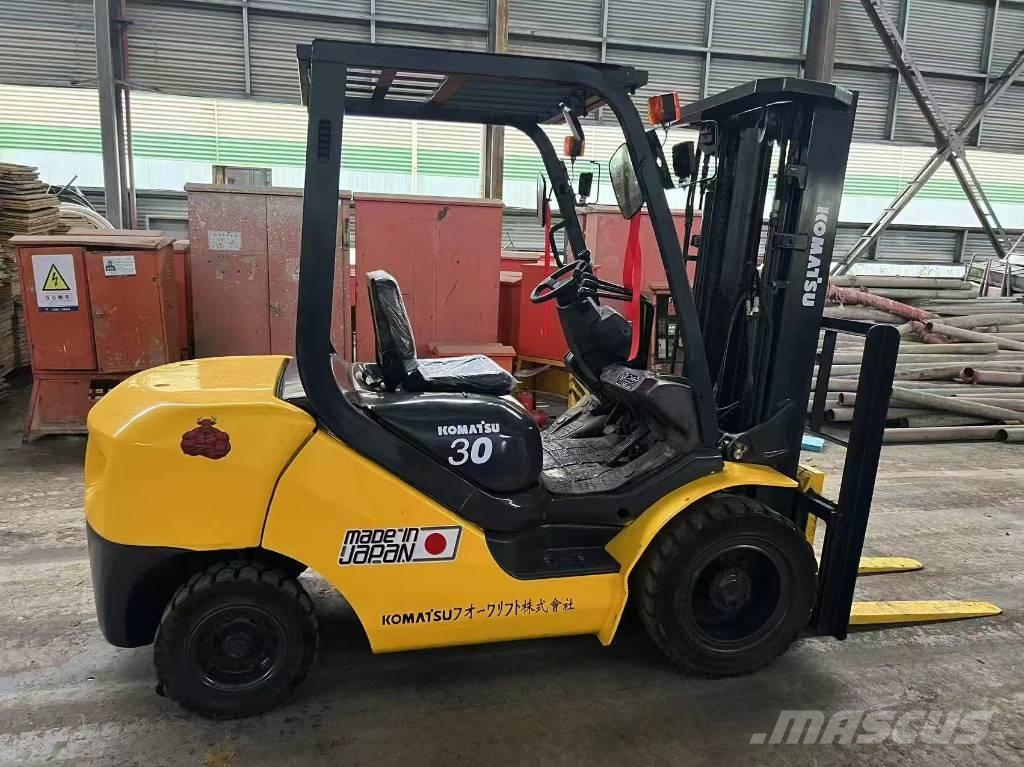 Komatsu FD 30 T-17 柴油卡車