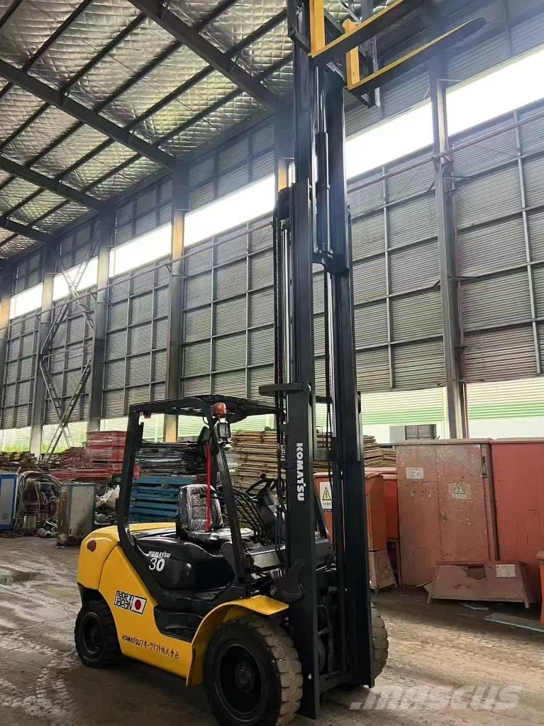 Komatsu FD 30 T-17 柴油卡車