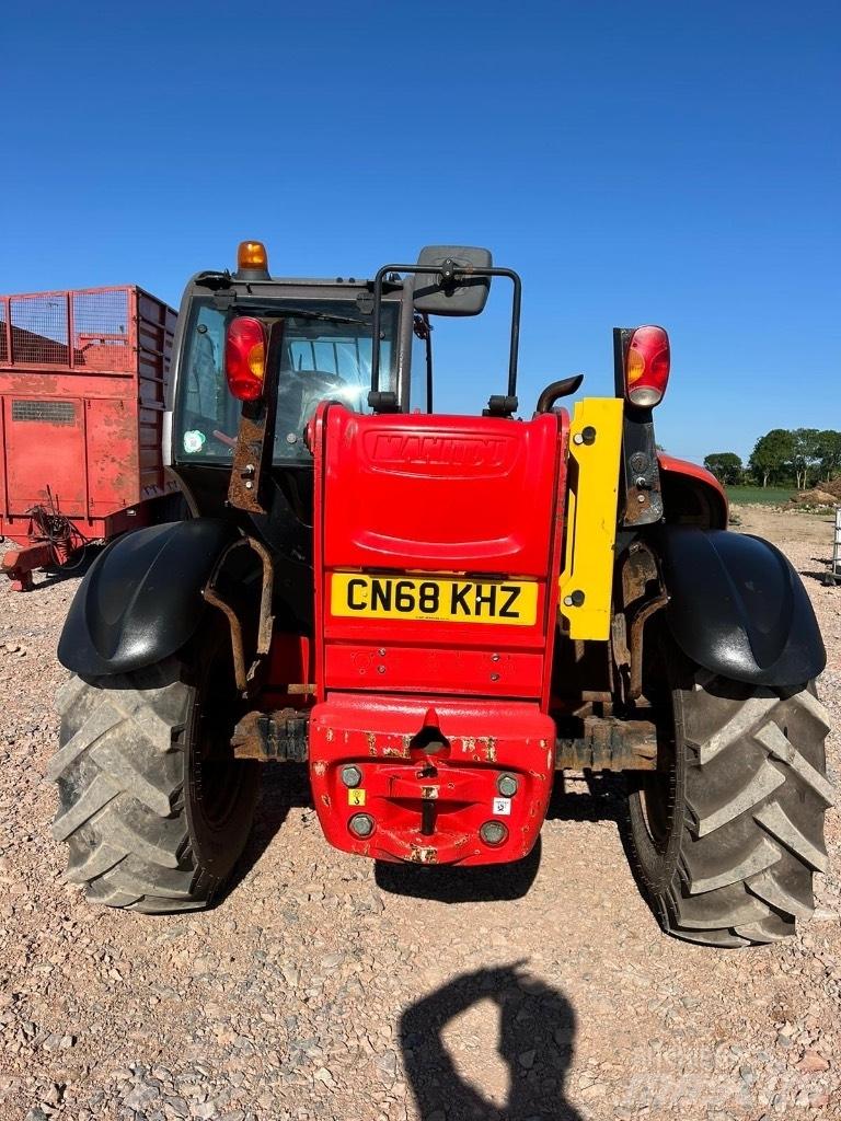 Manitou MT 835 伸縮臂操作車