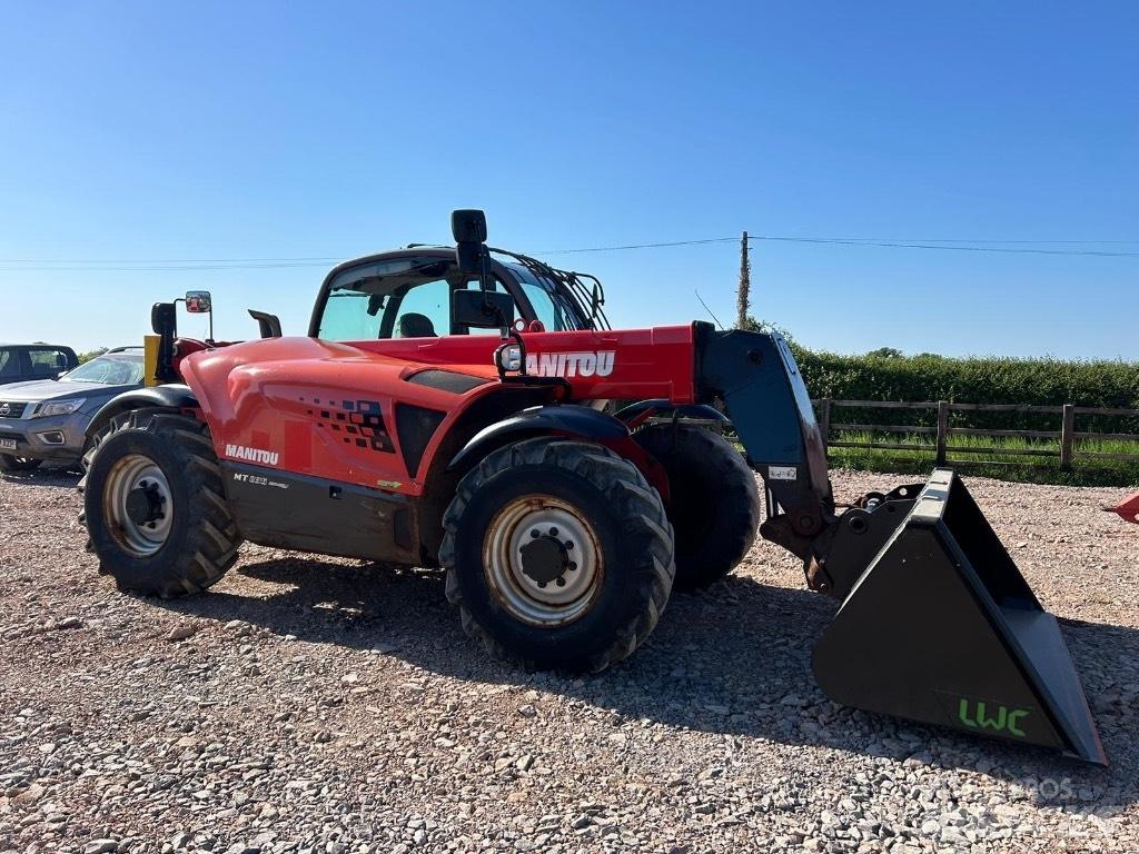 Manitou MT 835 伸縮臂操作車
