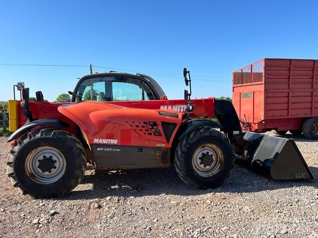 Manitou MT 835 伸縮臂操作車