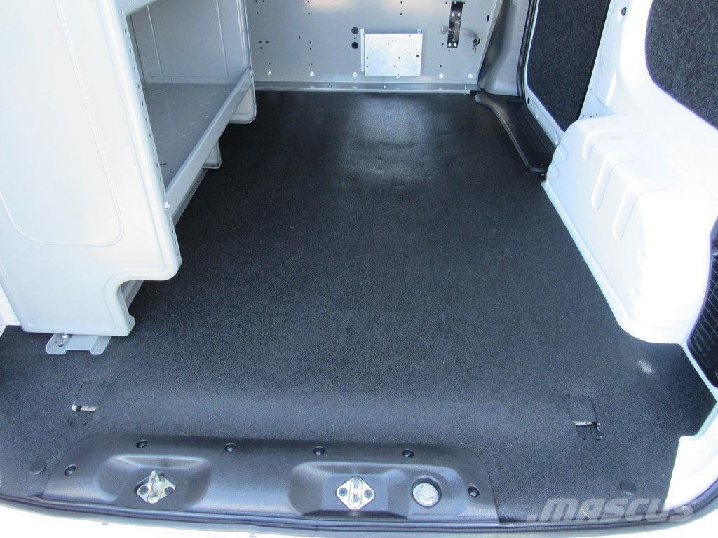 Nissan NV200 廂式貨物運輸車