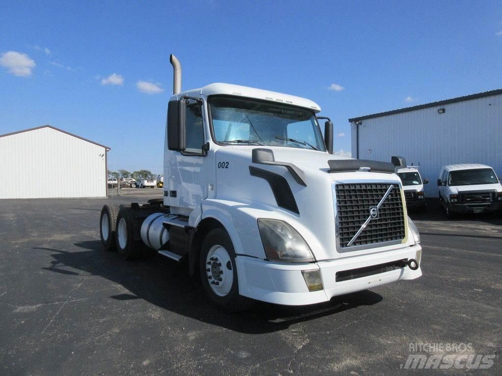 Volvo VNL64 平板式/側卸式卡車