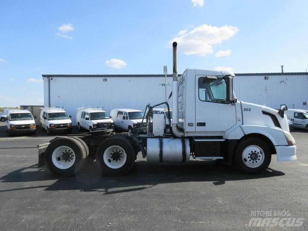 Volvo VNL64 平板式/側卸式卡車