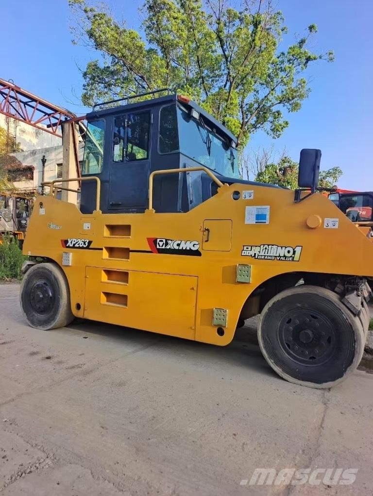 XCMG XP 263 膠輪滾壓機