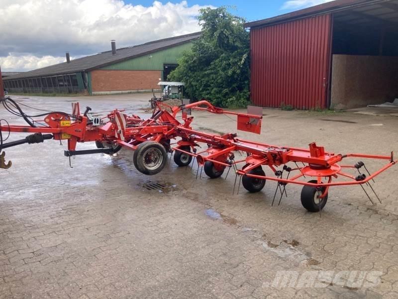 Kuhn GF 8702 T 耙與翻草機