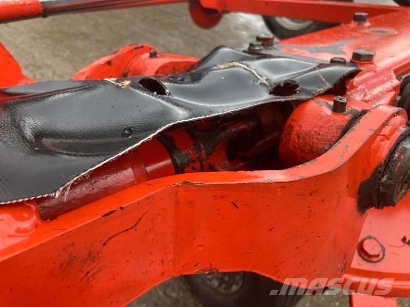 Kuhn GF 8702 T 耙與翻草機