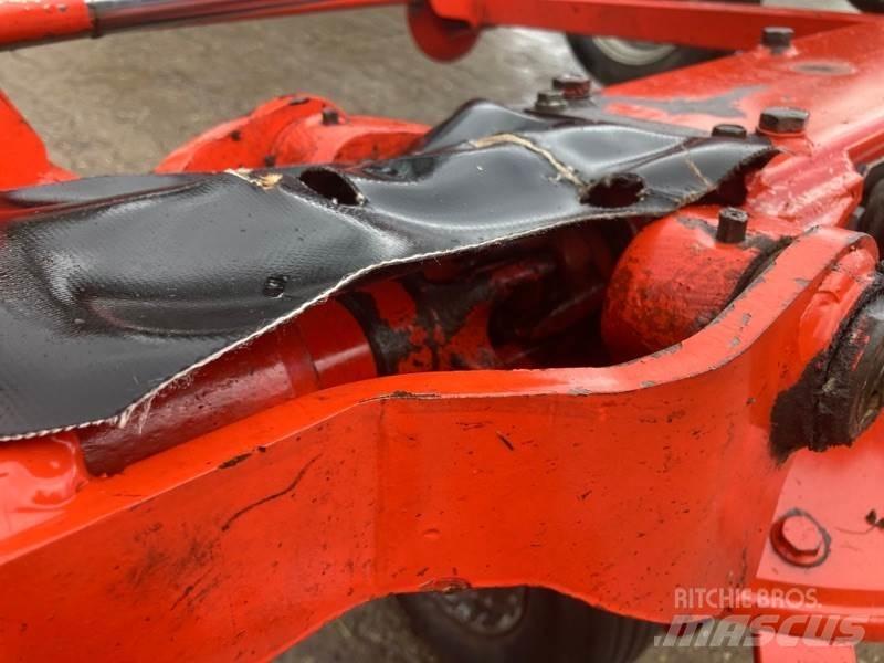 Kuhn GF8702T 耙與翻草機