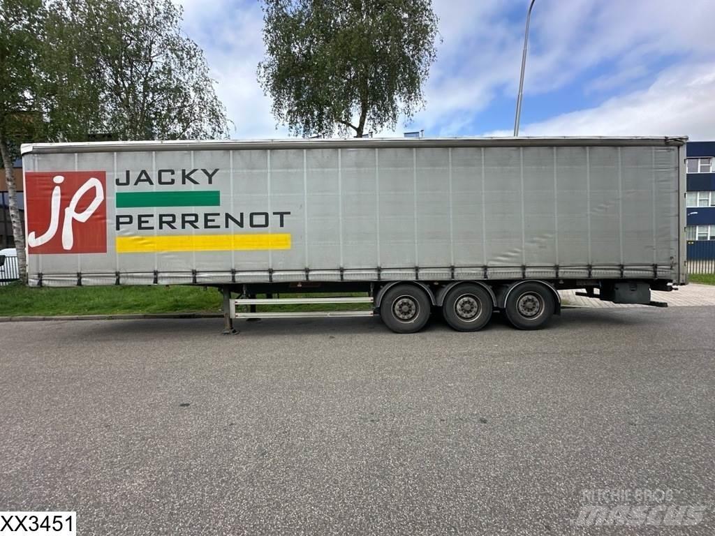 Fruehauf Tautliner 篷布半拖車