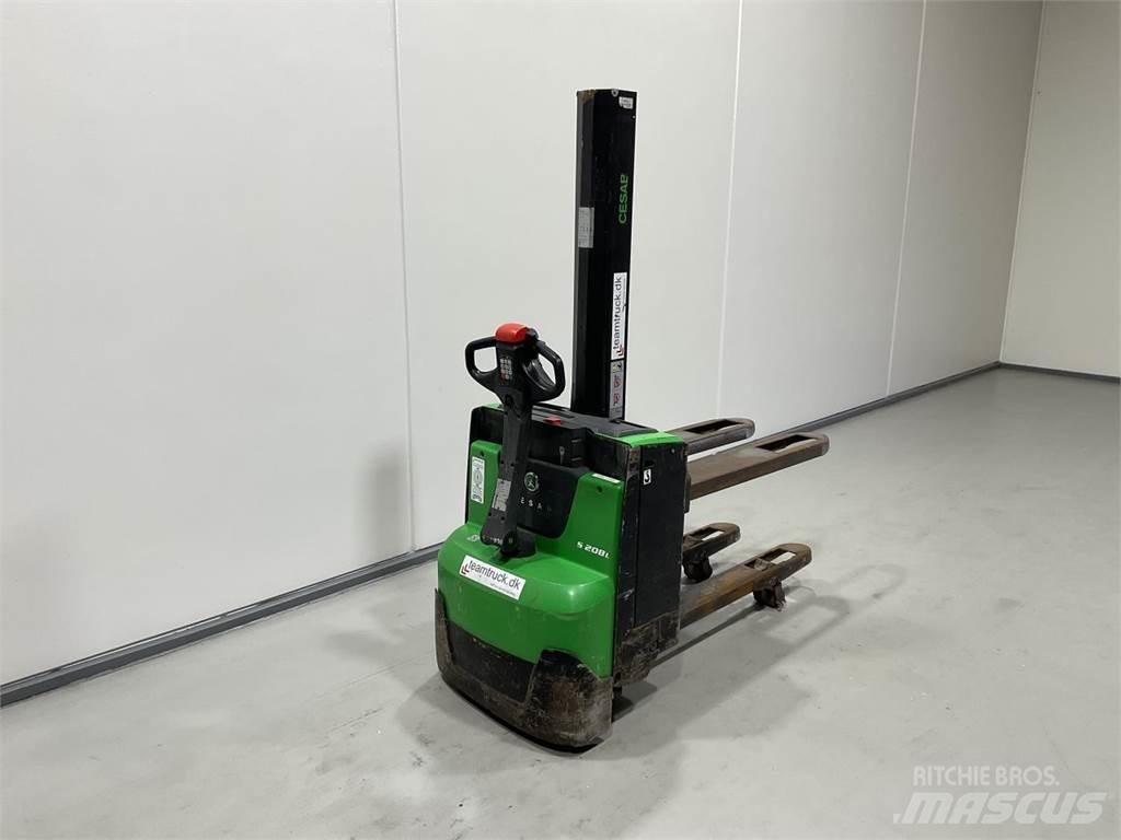 Cesab S208L 自走式堆積機