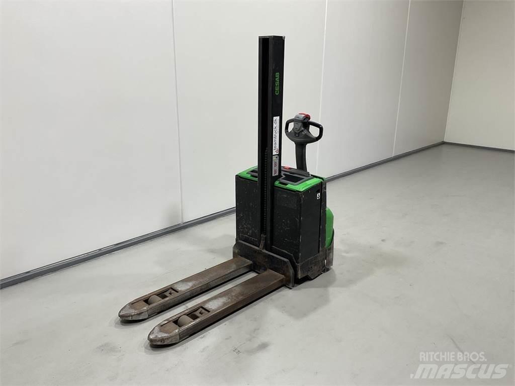 Cesab S208L 自走式堆積機