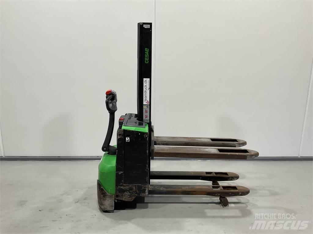 Cesab S208L 自走式堆積機