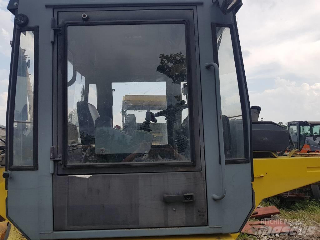Bomag BW 184 AD 駕駛室與內部